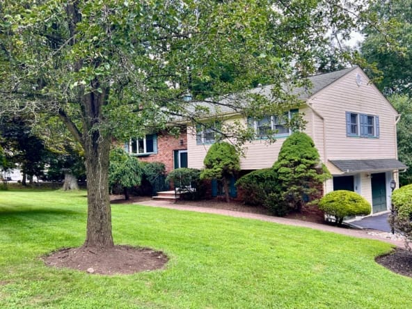 Oakland NJ Realtor for 799 Ramapo Valley Road