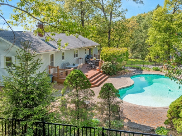 9 Ryerson Avenue, Oakland NJ